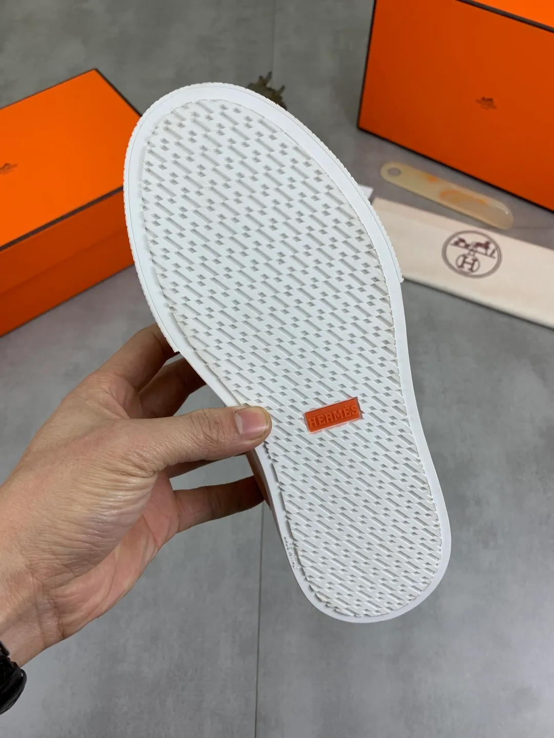 Men's men's shoes 💰P640 New Hermes top version Hermès classic couple style #𝐊𝐞𝐥𝐥𝐲 buckle casual white shoes skateboard shoes that will not conflict with shoes at all. Full of unknowns, Hermès rarely produces flat casual shoes and they are paired with classic palladium-plated Kelly shoe buckles! You'll fall in love with it at first sight. It's super versatile and can be worn with any skirt or pants. 🉑️Close your eyes and wear it. It's super noble. Fabric: Specific cowhide/canvas material. Lining: Sheepskin lining. Outsole: Original molded TPU outsole. Size: 35-45.